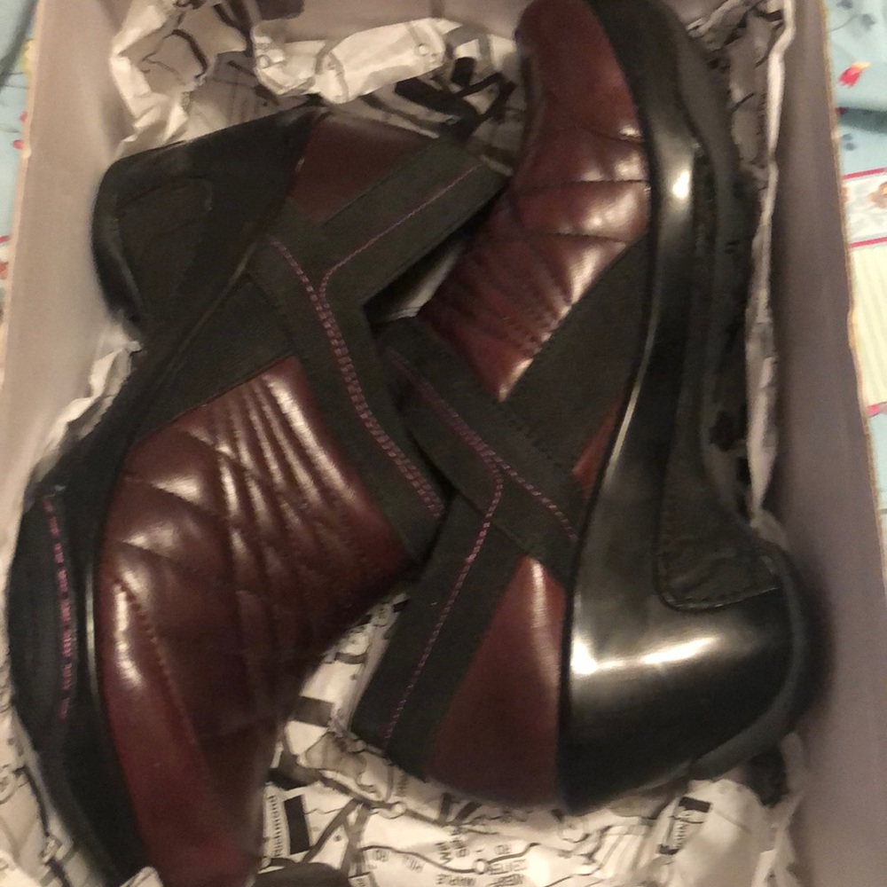 New women’s J-41  Adventure Paris clogs 7.5 M Burgundy Retired